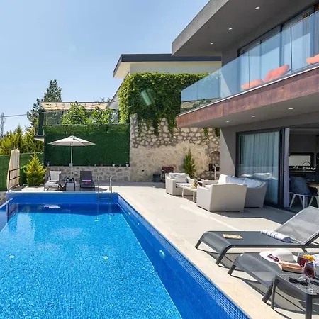 Doga Icerisinde Lueks Rose Villa