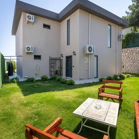 Villa Doga Icerisinde Lueks Rose