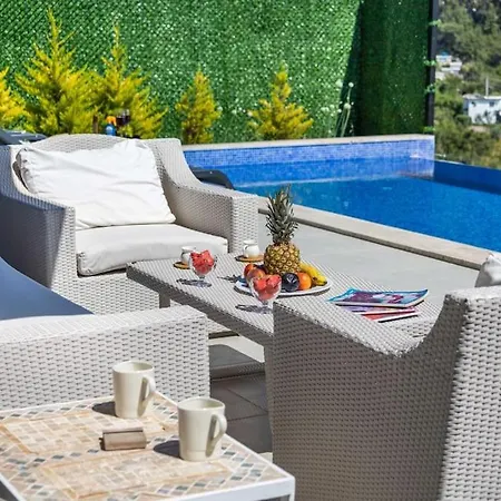Villa Doga Icerisinde Lueks Rose